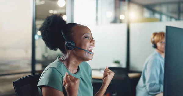 コールセンターの相談 オフィスでのCrmの顧客サポートと幸福のための黒人女性 拳のお祝いとテレマーケティングの成功 アフリカの女性 従業員の達成と高い5つの顧客サポート — ストック写真