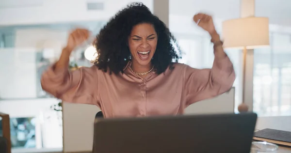 Celebration Happy Business Woman Office Reading Good News Job Promotion — Stockfoto
