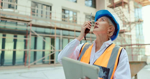 Trabajadora Construcción Mujer Llamada Arquitecta Con Tablet Para Networking Comunicación — Foto de Stock