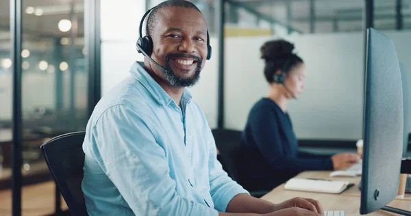 Call Center Customer Support Face Black Man Desk Working Computer — Stok fotoğraf