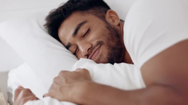 Rostro Hombre Feliz Durmiendo Cama Por Mañana Casa Para Bienestar — Vídeos de Stock