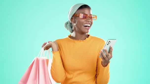 零售和黑人妇女与智能手机 折扣和社交媒体与蓝色工作室背景 非洲裔美国女性顾客 女士和客人 手机和笑容都很昂贵 — 图库视频影像