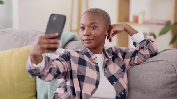 Selfie Langue Paix Avec Une Femme Noire Drôle Dans Maison — Video