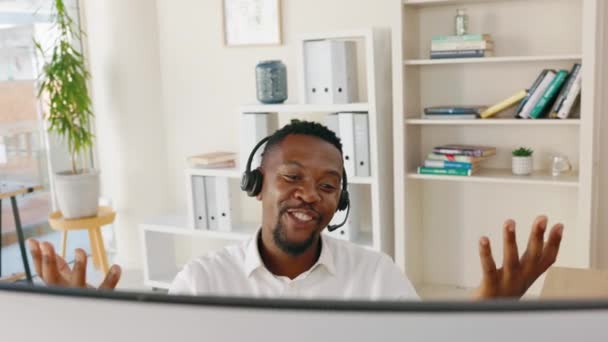 コールセンター 黒人男性とコンピュータ カスタマーサービス オフィスのCrmヘルプデスクで話しています ハッピーエージェント リード世代のためのテレマーケティングコンサルタントとコミュニケーション テレコムとセールスコンサルティング — ストック動画