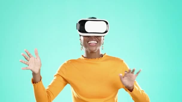 虚拟现实 变形金刚和女人在工作室里玩3D游戏 带着冒险游戏耳机 有趣的是 弗尔和非洲女性都喜欢一个有着五彩缤纷背景的带着眼镜的前瞻性视频游戏 — 图库视频影像