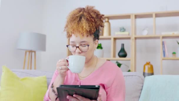 Μαύρη Γυναίκα Καφές Και Tablet Καναπέ Και Μέσα Κοινωνικής Δικτύωσης — Αρχείο Βίντεο