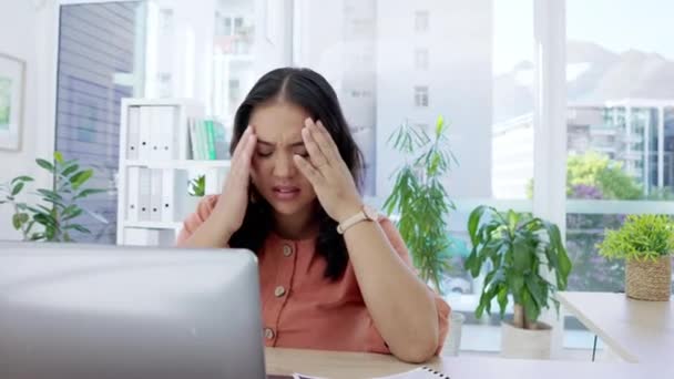 在亚洲女人的办公室里 笔记本电脑和头疼都会让她疲惫不堪 出现小故障和报告截止日期 员工因沮丧 问题和不知所措而在办公桌前受苦时的疼痛 心理健康和疲劳 — 图库视频影像