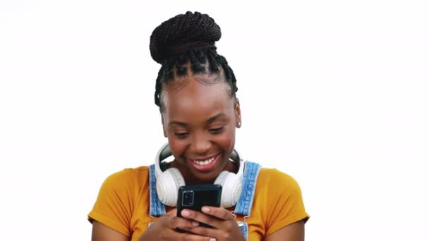 Headphones Smartphone Mulher Negra Animado Sucesso Realização Com Menina Isolada — Vídeo de Stock