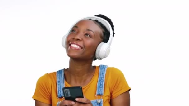 Schwarze Frau Hört Musik Mit Kopfhörern Smartphone Und Tanzt Isoliert — Stockvideo