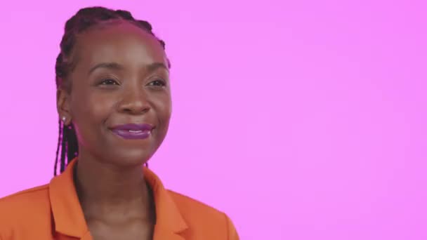 Mujer Negra Sonríe Ríe Sobre Fondo Rosa Chica Estudio Espacio — Vídeos de Stock