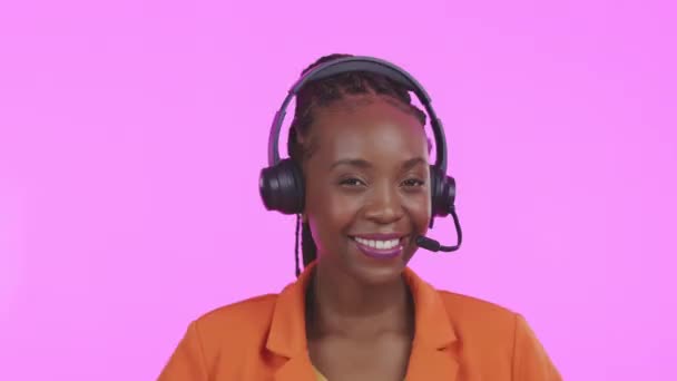ピンクの背景にスタジオで黒人女性コンサルタントとコールセンター カスタマーサービス 親指アップ ヘッドセットを使用して幸せな女性のコンサルティングで肖像画 お問い合わせや手のジェスチャー — ストック動画