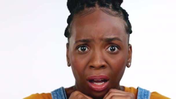 Cara Medo Preocupado Com Uma Mulher Negra Estúdio Isolado Fundo — Vídeo de Stock