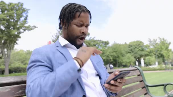 Bocejo Telefone Cansado Com Homem Negro Parque Para Tédio Relaxar — Vídeo de Stock