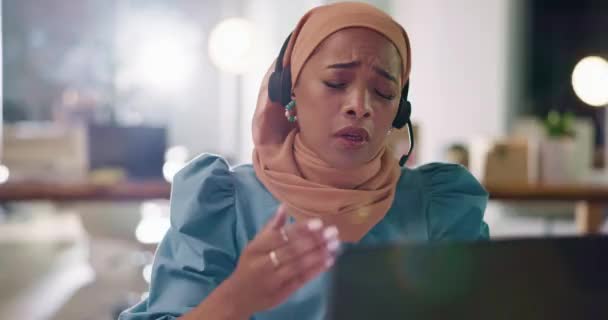 怒っている いらいらし コールセンターの女性 エージェントやコンサルタントを話す 不満と仮想クライアントの競合 ビジネスコンサルティング オンラインディスカッション 通信業界のイスラム教徒やヒジャーブ人の動揺が失敗 — ストック動画
