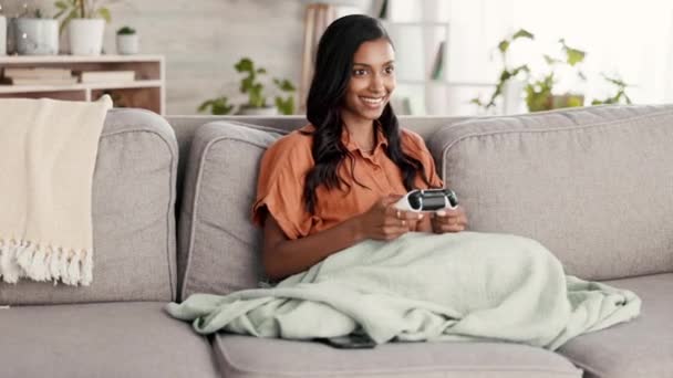Wanita Kulit Hitam Pengontrol Game Dan Sofa Rumah Hidup Bahagia — Stok Video