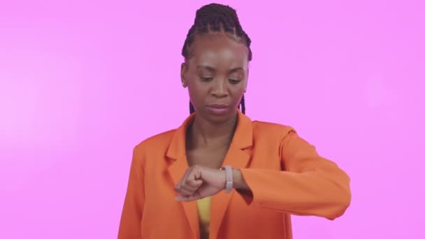 Tempo Relógio Tarde Com Uma Mulher Negra Irritada Estúdio Fundo — Vídeo de Stock