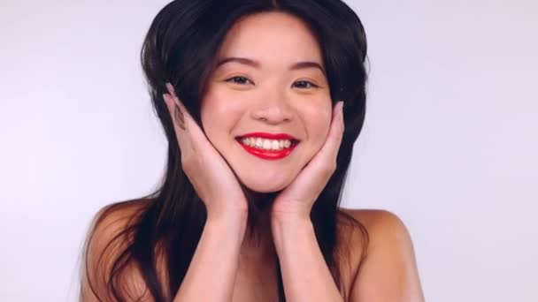 Güzellik Makyaj Cilt Estetiği Için Stüdyoda Asyalı Kadın Yüz Sağlığı — Stok video