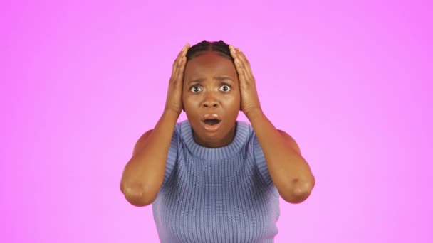 Stüdyoda Pembe Arka Planda Izole Edilmiş Siyah Kadın Yüzü Şoku — Stok video