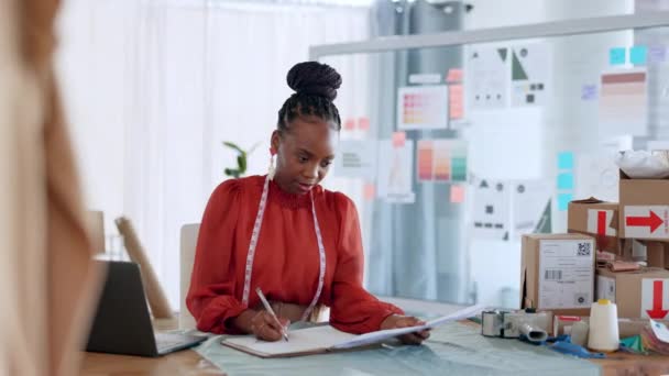 Negocios Mujer Negra Emprendedora Planificación Moda Actualización Ventas Con Éxito — Vídeo de stock