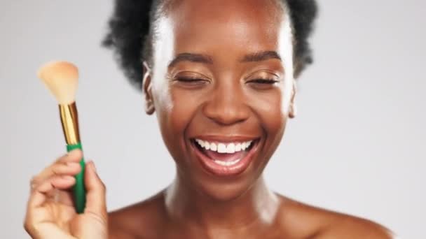 Cara Maquiagem Engraçado Com Uma Mulher Negra Estúdio Fundo Cinza — Vídeo de Stock