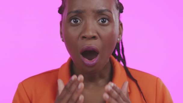 Mujer Negra Wow Cara Sorpresa Estudio Fondo Rosa Telón Fondo — Vídeos de Stock