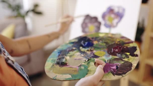Χέρι Χρώμα Τέχνη Χρωματική Παλέτα Και Μια Γυναίκα Ζωγράφος Στο — Αρχείο Βίντεο