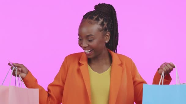 黑人妇女 购物袋和信用卡在工作室里在线销售 快乐和服装由紫色背景 Gen Z女孩 支付或兴奋的金融科技 网络安全或银行零售折扣 — 图库视频影像