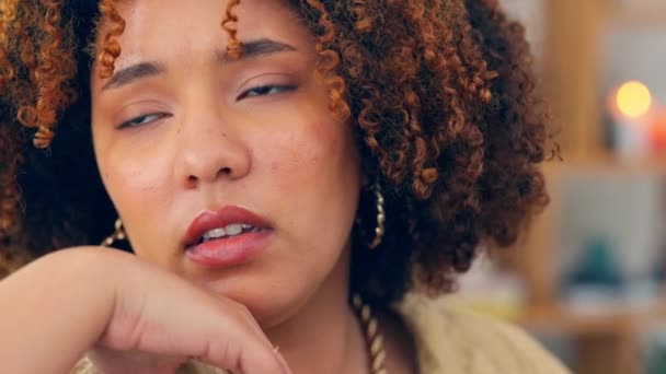 Mujer Negra Estrés Cansancio Sofá Agotamiento Depresión Sala Estar Somnoliento — Vídeo de stock