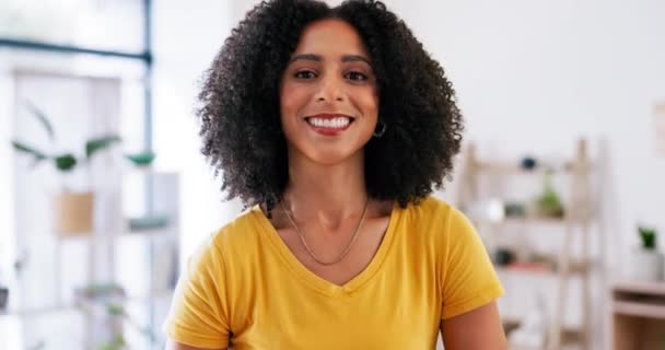黑人女性 在创业办公室里面带微笑 对黑人充满自信 小企业主 年轻企业家和有快乐 兴奋的肖像画和公司目标的女孩 — 图库视频影像