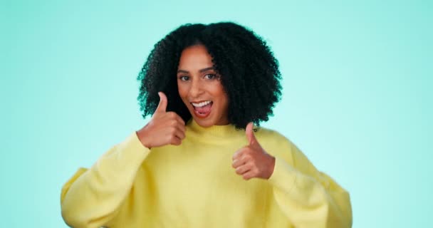 Başparmaklar Yukarı Gülümseyin Siyah Kadının Yüzü Mavi Arka Planda Başarı — Stok video