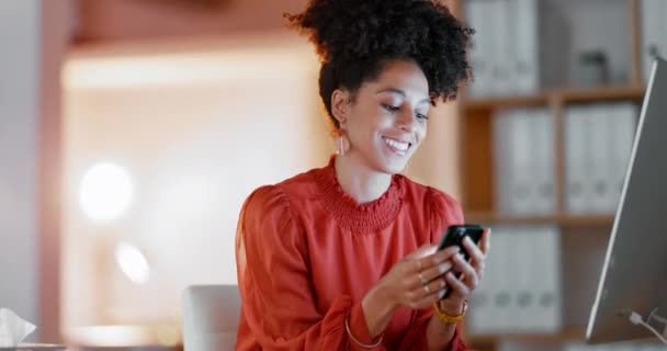 黑人妇女 夜间工作 在电脑 写字台和网络应用上用手机打字 快乐员工 加班和用于阅读通知 社交媒体技术和网络连接的智能手机 — 图库视频影像