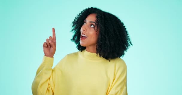 ニュース 発表とレビューのための青の背景にモックアップ 幸せと黒の女性のポイント プロモーション 情報やマーケティングのための手のジェスチャーを持つ女の子の広告 製品の配置と顔 — ストック動画