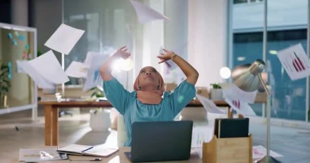 在完成任务后 一名穆斯林妇女在办公室里把文件倒在地上 倒回自己的办公室 与女性员工一起为庆祝交易 目标或成功而倒转 笔记本电脑和惊叹 — 图库视频影像