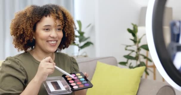 Černá Žena Kosmetika Video Tutorial Nadační Paletou Úsměv Nebo Krása — Stock video