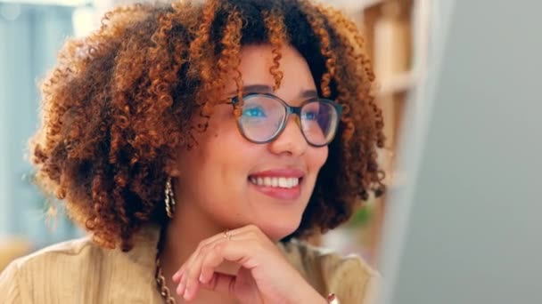 Mujer Negra Cara Computadora Lectura Sonrisa Redactor Editor Trabajando Desde — Vídeos de Stock