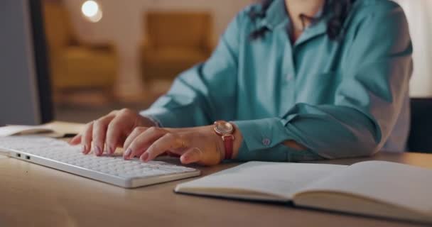 Ręce Kobieta Komputer Klawiatury Nocy Dla Biznesu Planowania Badań Internecie — Wideo stockowe