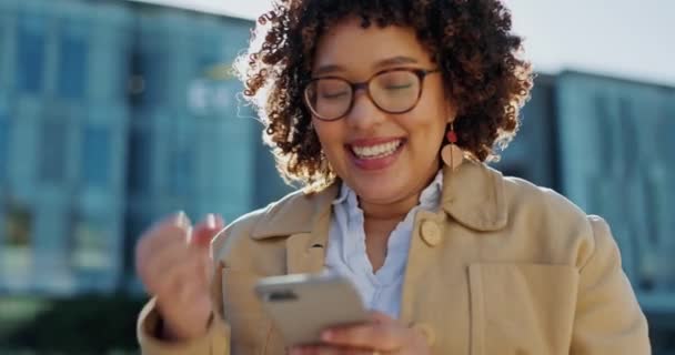 Черная Женщина Городе Выигрывает Телефон Кулак Насос Успех Онлайн Конкурсе — стоковое видео
