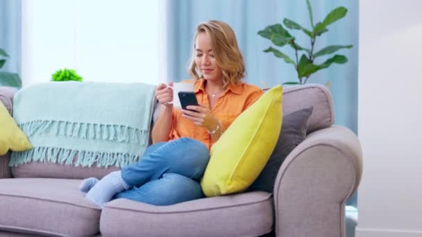 Telefoon Koffie Aziatische Vrouw Bank Ontspannen Met Social Media Scroll — Stockvideo