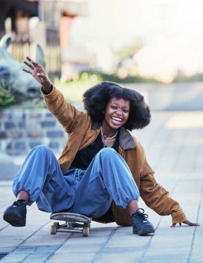 Fitness, kaykay ve şehirde siyah kadın, eğlence ve egzersiz mutluluk, macera ve rahatlama. Afro-Amerikan bayan patenci, mutlu hippi ve modaya uygun kıyafetli bayan, gülümseyin ve açık havada dolaşın..