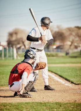 Beyzbol, sopa ve açık havada bir sporcuyla odaklanmak, yaz boyunca rekabetçi bir oyun oynamak. Spor ya da eğlence için bir sahada erkek sporcu ya da oyuncu eğitiminde spor, sağlık ve egzersiz.