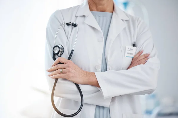 Medisin Stetoskop Lege Med Armer Krysset Helsetjenester Sykehusarbeid Kardiologi Forsikring – stockfoto