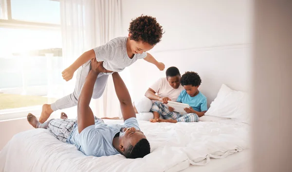 Spelen Vasthouden Vader Zijn Met Een Kind Het Bed Voor — Stockfoto