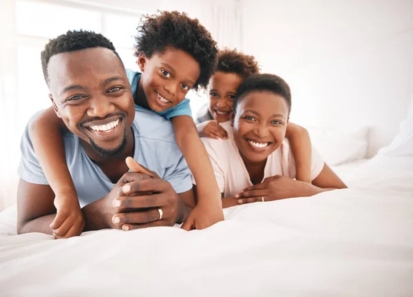 一个黑人家庭的快乐 亲密和肖像在床上玩耍 享受高质量的时间和舒适 在卧室里和父母在一起的微笑 爱和非洲孩子 以获得快乐 放松和缓解压力 — 图库照片