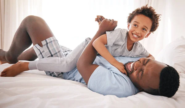 Black Family Play Father Son Bed Bonding Quality Time Relaxing — Stock Photo, Image