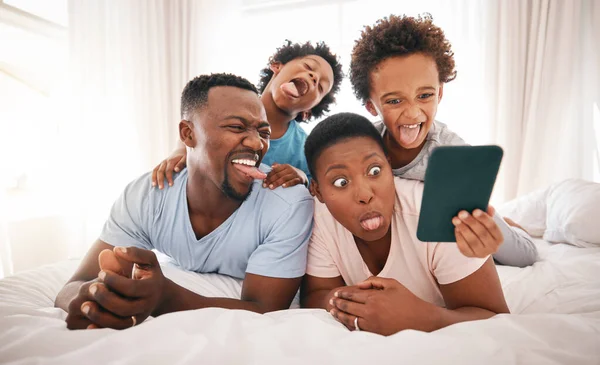 Selfie Funny Black Family Bed Tablet Communication Memory Comedy Crazy — Stock Photo, Image