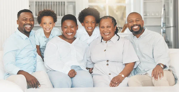 一緒に幸せと結合 訪問または品質の時間のためのソファの上に黒い家族の肖像画 スマイル グループ アフリカの両親 子供と祖父母がラウンジで何世代にもわたってソファに座っています — ストック写真