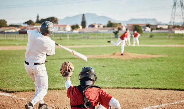 Baseball Bat Strajk Sportowcem Świeżym Powietrzu Grając Konkurencyjną Grę Latem — Zdjęcie stockowe