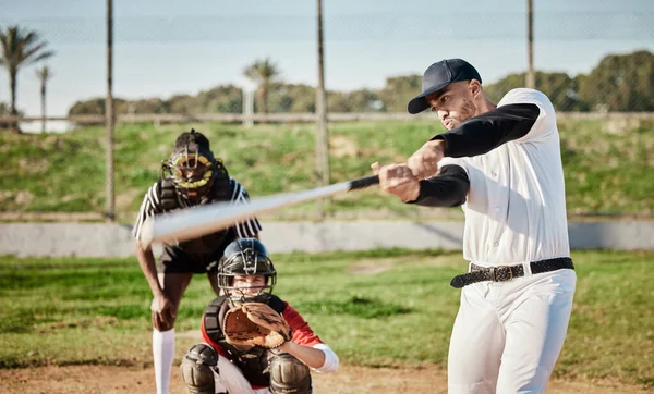 Baseball Pipistrello Oscillazione Con Uomo Sportivo All Aperto Giocando Gioco — Foto Stock
