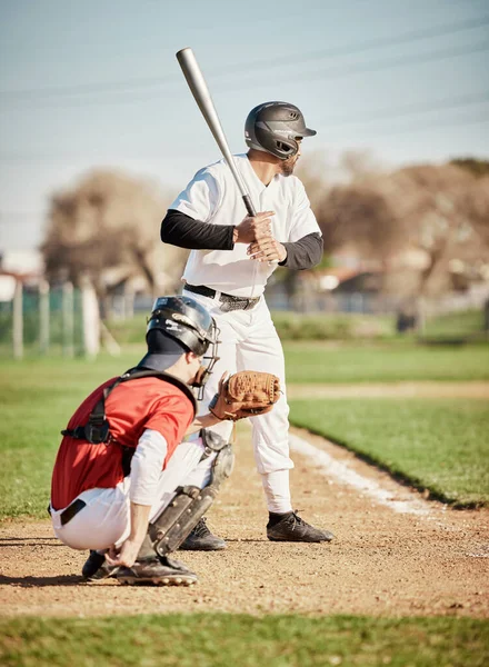 Baseball Bat Skupić Się Sportowcem Świeżym Powietrzu Grając Konkurencyjną Grę — Zdjęcie stockowe