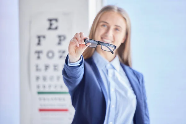 Göz Testinden Sonra Gözlüklü Gözlüklü Gözlüklü Bir Kadının Görsel Portresi — Stok fotoğraf